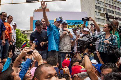 O líder opositor Henrique Capriles (de azul) e Jesús Torrealba.