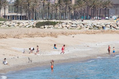 Praia de Sant Adrià de Besòs, município vizinho a Barcelona, nesta quinta-feira, 7 de maio.