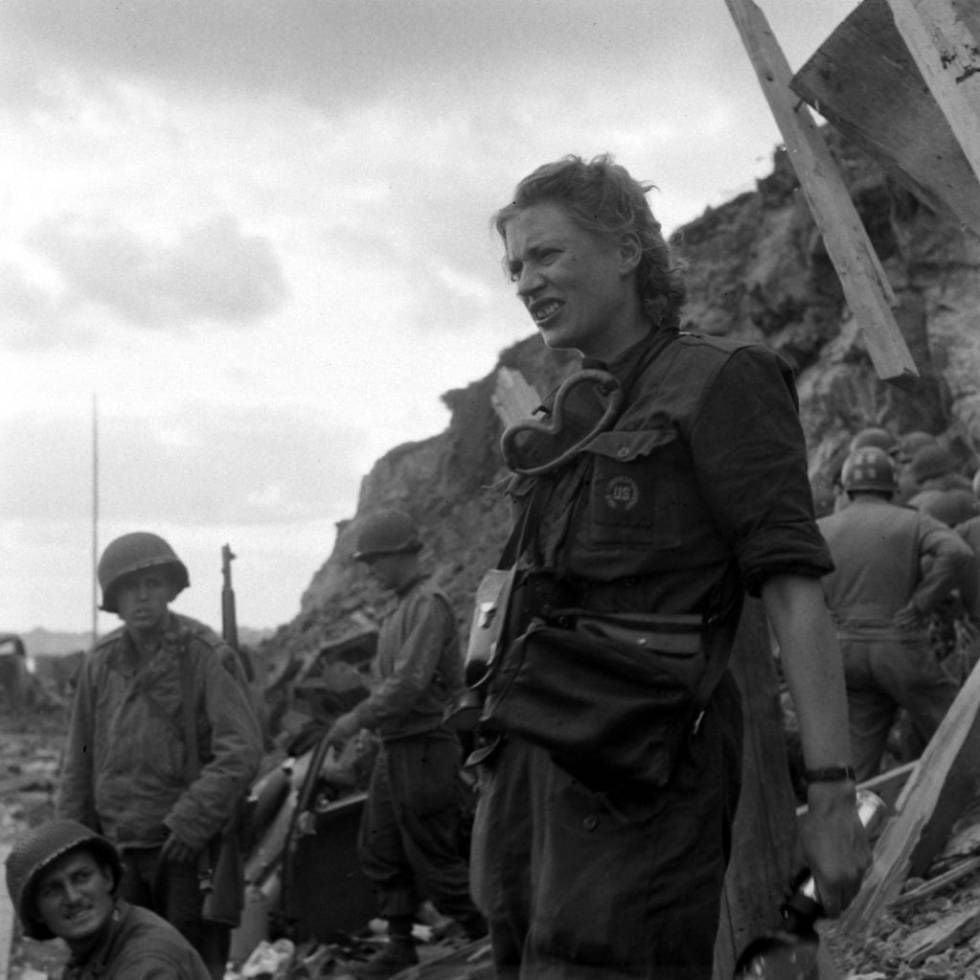 Lee Miller com alguns soldados em Rennes (França) em 1944, para onde foi como fotógrafa de guerra. 