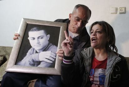 Os pais de Mohamed Musalan mostram um retrato de seu filho, assassinado pelo EI.