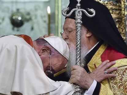 O patriarca Bartolomeo beija a cabeça do Papa.