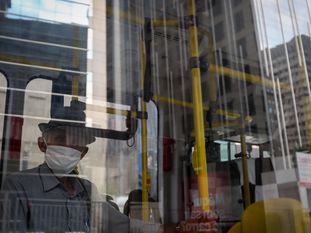 BRA300. SÃO PAULO (BRASIL), 24/04/2020.- Un hombre mayor se transporta en un autobús este viernes, en Sao Paulo (Brasil). Sao Paulo, epicentro de la pandemia en Brasil, cumple este viernes un mes en cuarentena y ya ha comenzado a planificar la reapertura "gradual" de su economía a partir del 11 de mayo, pese a que las muertes y contagios aceleran y el país todavía no ha alcanzado el pico. EFE/ Fernando Bizerra Jr.