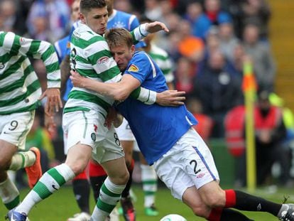 Jogadores disputam a bola no clássico entre Celtic (verde) e Rangers (azul), no último mês de abril pela Copa da Escócia.