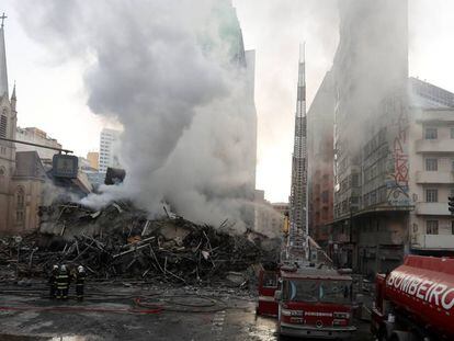 Bombeiros trabalham nos escombros do prédio que desabou no centro de São Paulo nesta terça-feira, 1º de maio