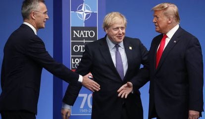 O secretário-geral da OTAN, Jens Stoltenberg, cumprimenta Donald Trump na presença do primeiro-ministro Boris Johnson.