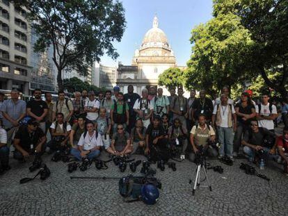 Cinegrafistas e fotógrafos prestam homenagem a Santiago Andrade, no Rio