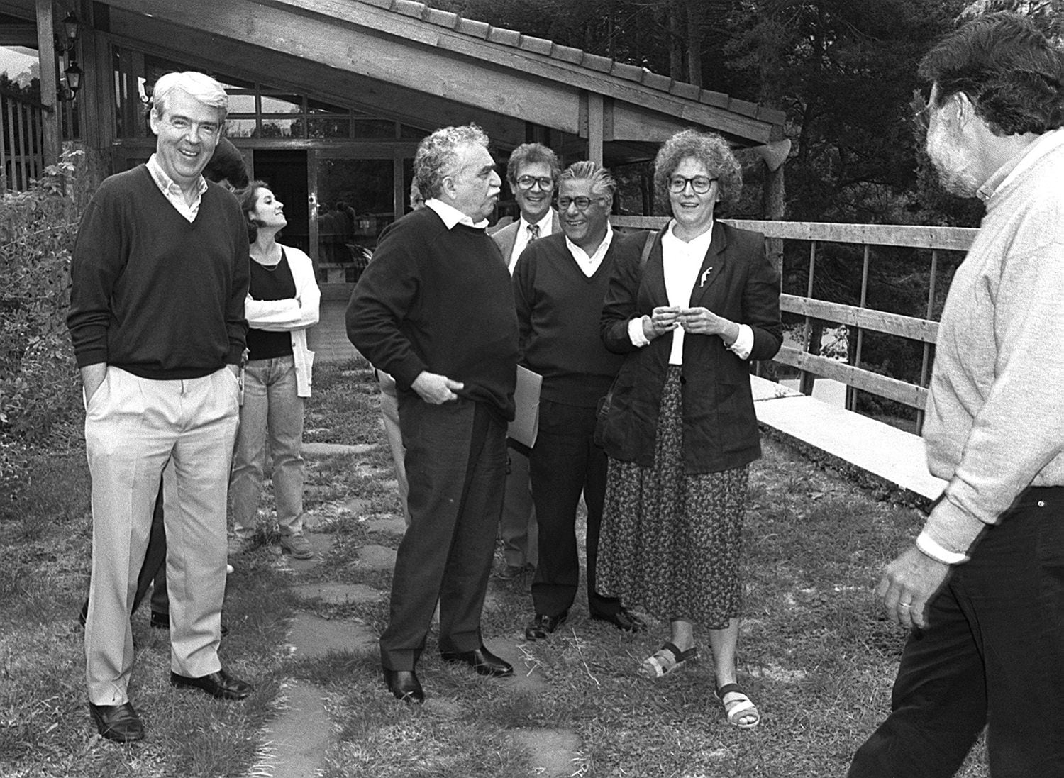 Gabriel García Márquez (ao centro), em 1995, quando visitou a Escola de Jornalismo do EL PAÍS, em Madri. Com ele, os jornalistas  Juan Arias (ao fundo), Soledad Gallego, Miguel Ángel Bastenier e José Miguel Larraya. 