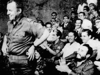William Morgan sendo aplaudido por Fidel Castro.