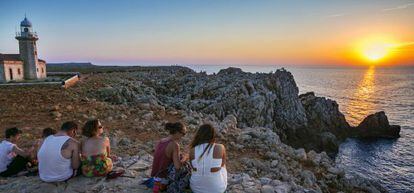 Pôr do sol no farol de Punta Nati, em Menorca.