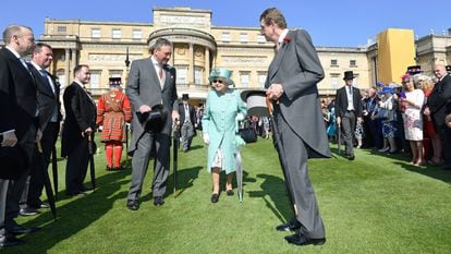 A reina Elizabeth II durante um evento nos jardins de Buckingham em 2018.