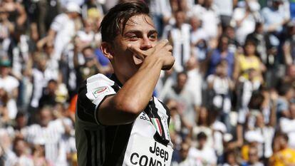 Dybala repete sua comemoração com máscara em gol contra o Crotone.