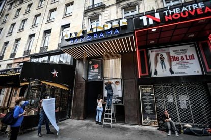 Trabalhadores preparam a reabertura de um cinema, em Paris.