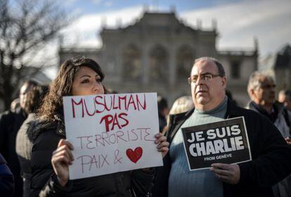 Em Geneva, mulher carrega cartaz: "muçulmanos não são terroristas".