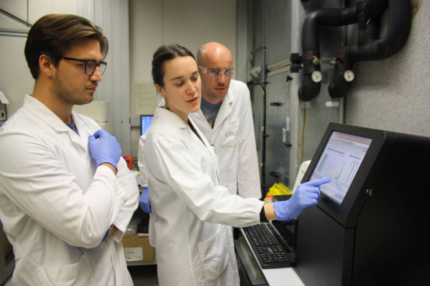 Pesquisadores do Centro de Regulação Genômica, uma das instituições que participaram do estudo, analisam os resultados de um sequenciador de DNA de última geração. 