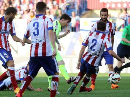 Messi, cercado por defensores do Atlético antes de marcar.