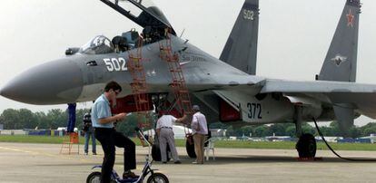 Um Su-30 russo em uma exposição em Paris.