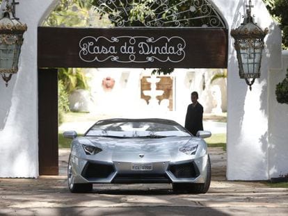 A Lamborghini do ex-presidente Collor deixa a sua residência no DF.