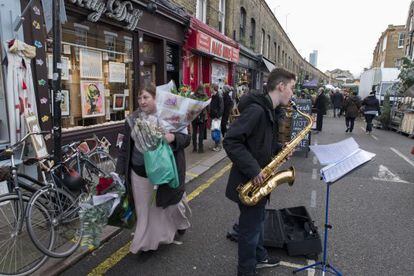 Oliver, um jovem músico, toca na Columbia Road.