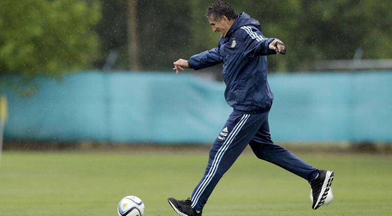 Edgardo Bauza chuta uma bola em seu último dia como treinador.