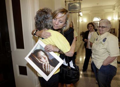 Debbie Ziegler, mãe de Brittany Maynard, com uma foto da filha.