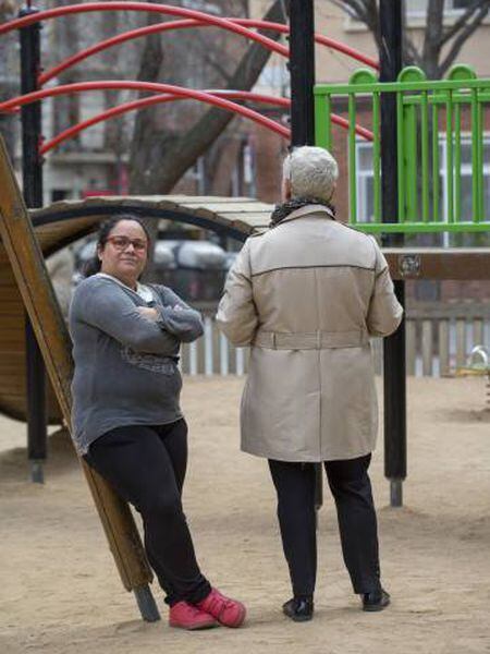 Mayuli A. Ahumada Herrera, de 41 anos, e Carmen, de costas, de 60 anos, em um parque de Barcelona.