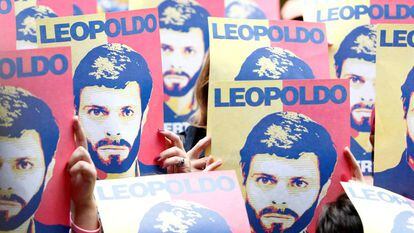 Seguidores de Leopoldo López esperam o líder após sua libertação.