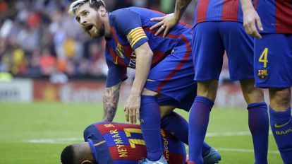 Messi, com Neymar, após o brasileiro levar uma garrafada no Mestalla.
