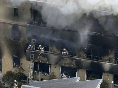 Los bomberos trabajan en el incendio del edificio.