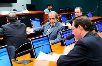 Carlos Eduardo Cadoca (centro) na Comissão de Turismo.