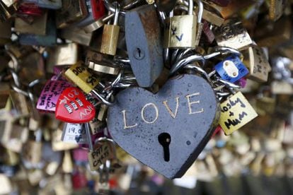 &#039;Cadeados de amor&#039; na Ponts des Arts, em Paris, antes da retirada. 