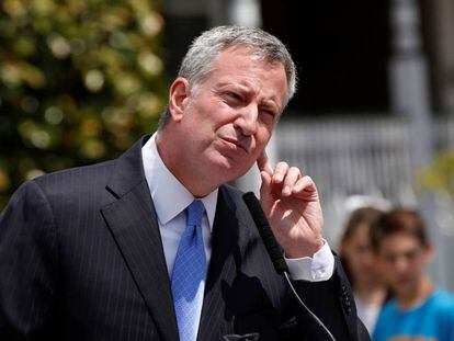 O prefeito de Nova York, Bill de Blasio, fala com jornalistas no Brooklyn, em abril.