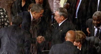 Castro e Obama apertam as mãos na África do Sul.