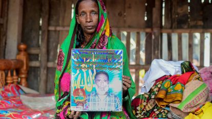Mosammat Rashida com uma foto de seu marido em Shyamnagar, Bangladesh.