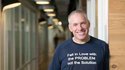 O empresário israelense Uri Levine, com uma de suas habituais camisetas com a mensagem: “Apaixone-se pelo problema, não pela solução”.