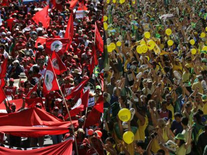 Manifestantes contra e a favor do impeachment, em S&atilde;o Paulo (&agrave; esq.) e em Bras&iacute;lia.