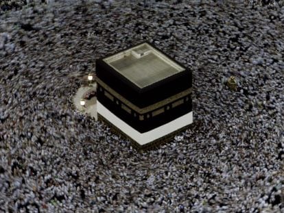 Dezenas de milhares de pessoas se movem em torno do Kaaba, o grande cubo negro localizado no pátio interno da Grande Mesquita de Meca, em 2006.