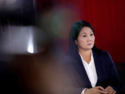 Entrevista coletiva da candidata Keiko Fujimori, nesta quarta-feira em Lima, quando ela insistiu em denunciar fraude no resultado da eleição, em que ela aparece atrás do rival Castillo.
