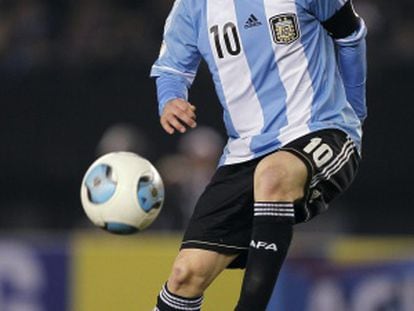 Messi domina a bola durante jogo com a camisa Argentina.