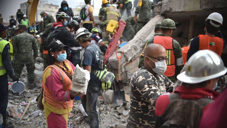 Voluntários removem escombros na Cidade do México
