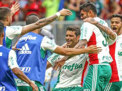 Jogadores do Palmeiras comemoram gol.