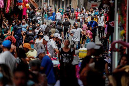 Vista geral de uma movimentada rua comercial no centro de São Paulo na terça-feira (2).