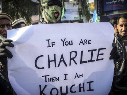 Manifestantes com um cartaz na que se lê: "Se é Charlie, eu sou Kouchi".
