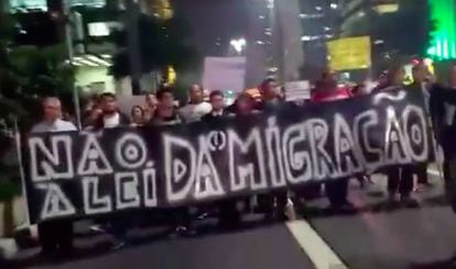 Manifestantes protestam na avenida Paulista contra a Lei de Migração.