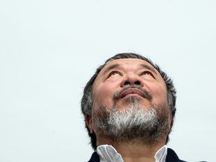 Ai Weiwei, apresentando sua exibição na Kunstsammlung Nordrhein-Westfalen no ano passado.