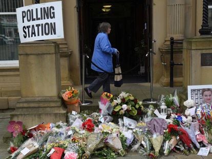 Flores em homenagem a Jo Cox em frente a um centro eleitoral em Batley.