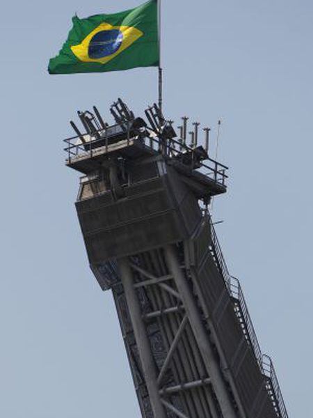 Bandeira do Brasil em plataforma da Petrobras.