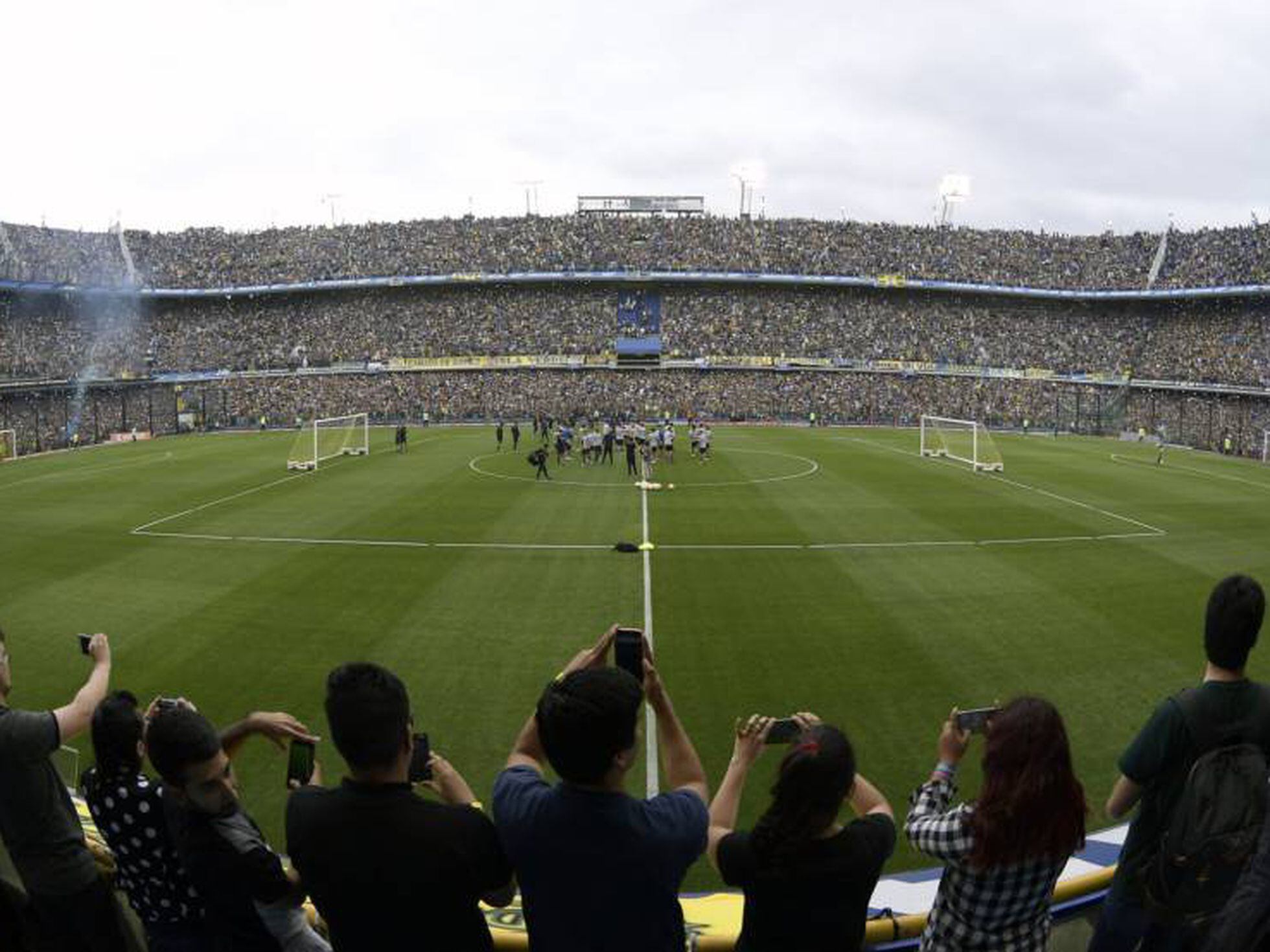 Boca Juniors se despede da Bombonera com empate e apoio dos