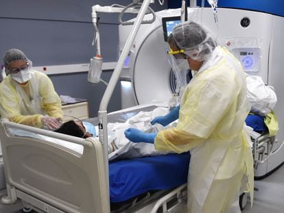 Médicos tratam paciente de covid-19 em um hospital francês.