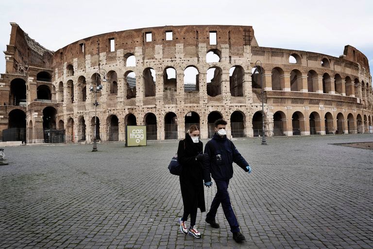 Turistas caminham em frente ao coliseu, em Roma, com máscaras para proteção.
12/03/2020 ONLY FOR USE IN SPAIN