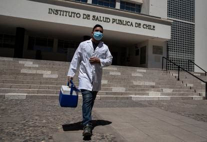 Profissional de saúde do Instituto de Saúde Pública de Santiago, Chile.